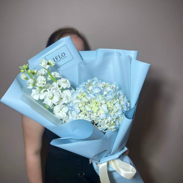 Гортензия голубая с маттиолой в Кемерово