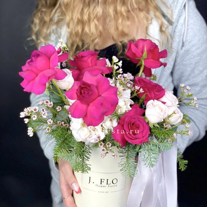 Новогодняя композиция в коробке пинк розе в Кемерово