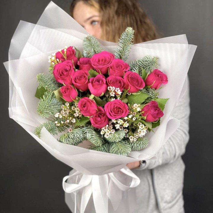 Новогодний букет Елки и Розы в Кемерово