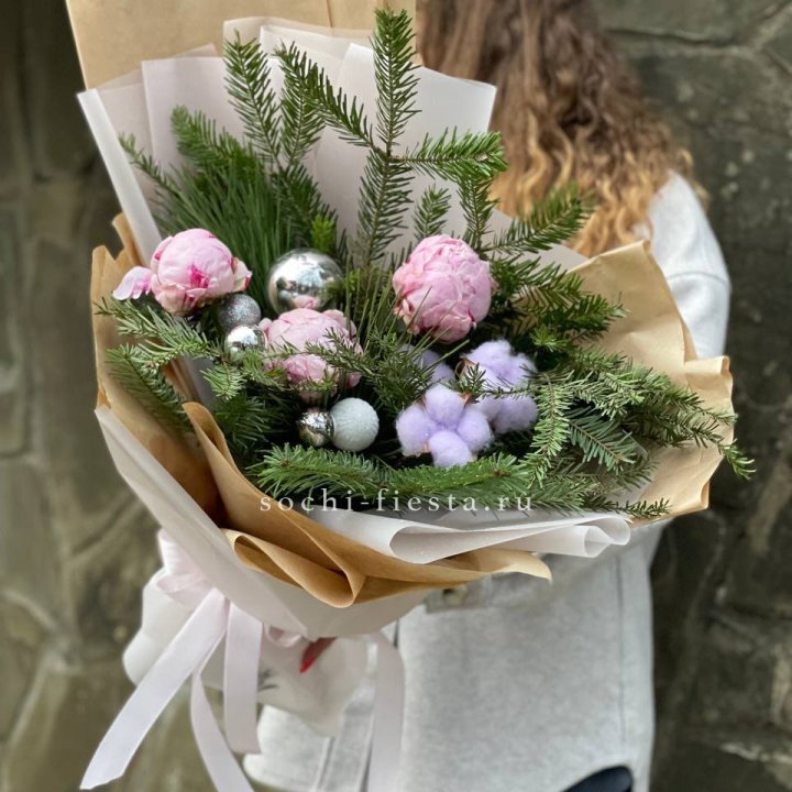 Новогодний букет с пионами  в Кемерово