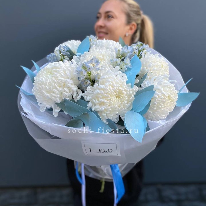Букет хризантем Бигуди и дельфиниума  в Кемерово