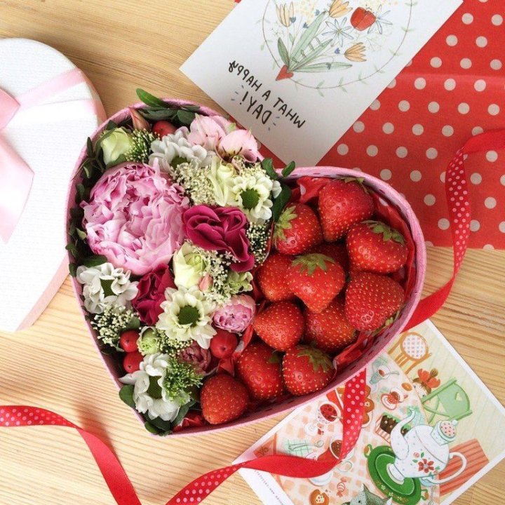 Бокс с клубникой и цветами в Кемерово