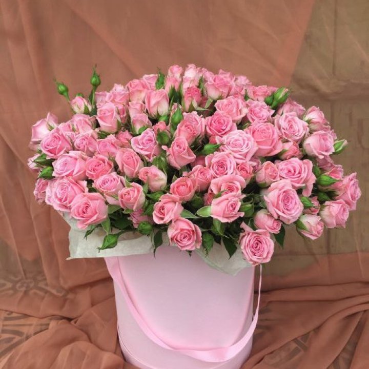 Кустовые розы в коробке в Кемерово