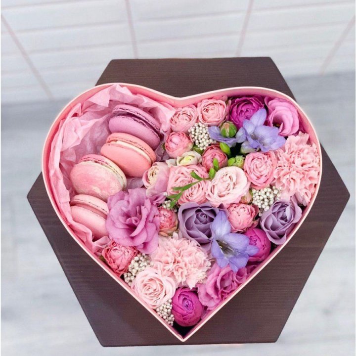 Бокс-сердце с макаронс  в Кемерово