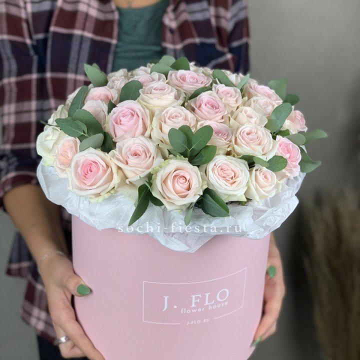 35 розовых роз в цилиндре в Кемерово