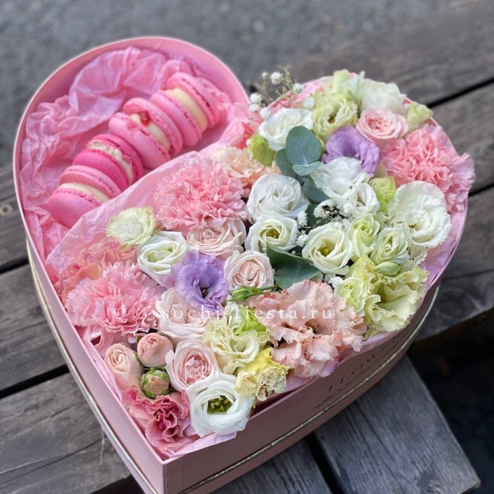 Бокс-сердце с макарон "Пинк" в Кемерово