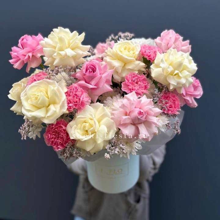 Коробка французских роз и диантусов "Бони" в Кемерово