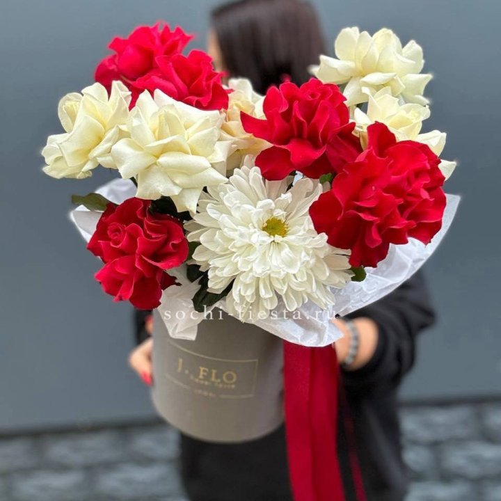 Французские розы с хризантемой в боксе в Кемерово