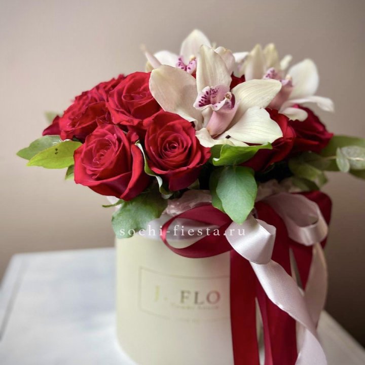 Розы и орхидеи в боксе в Кемерово