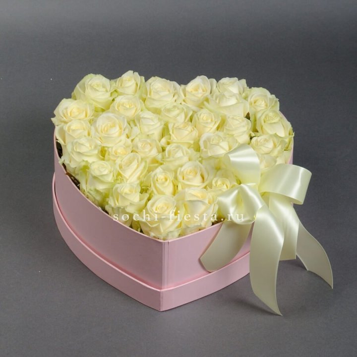 35 белых роз в коробке "Сердце" в Кемерово