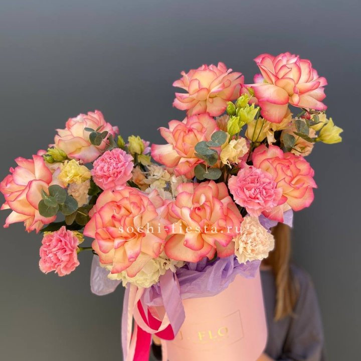 Бокс нежный с розами в Кемерово