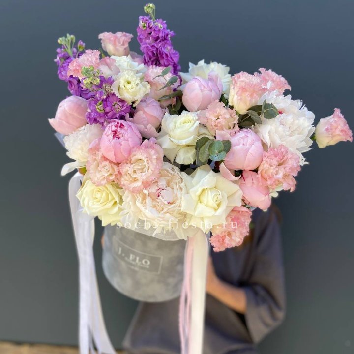 Дизайнерский цилиндр с пионами "Ривьера" в Кемерово