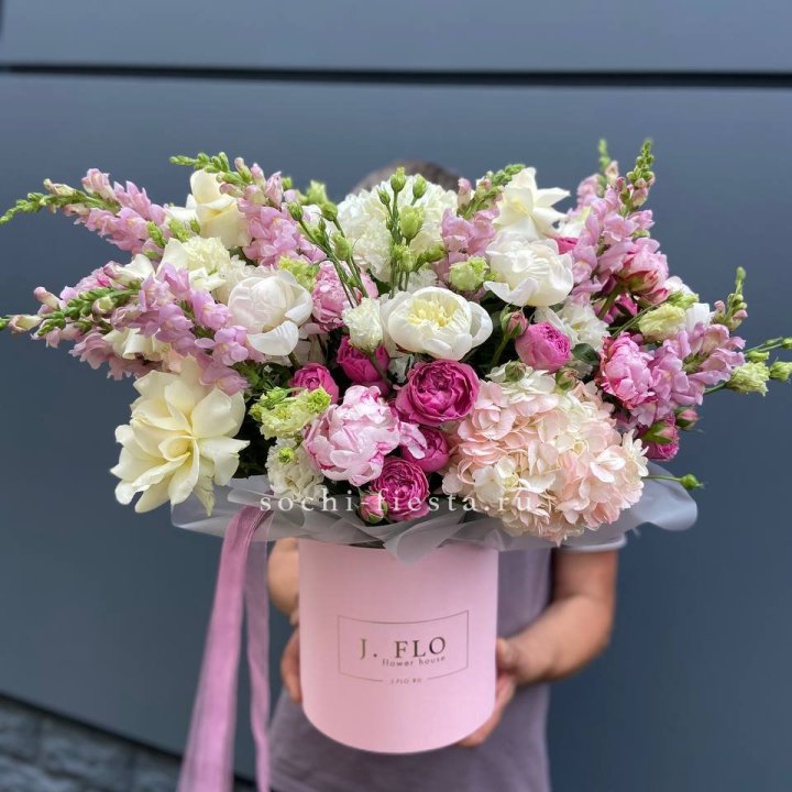 Дизайнерский цилиндр с пионами "Саманта" в Кемерово