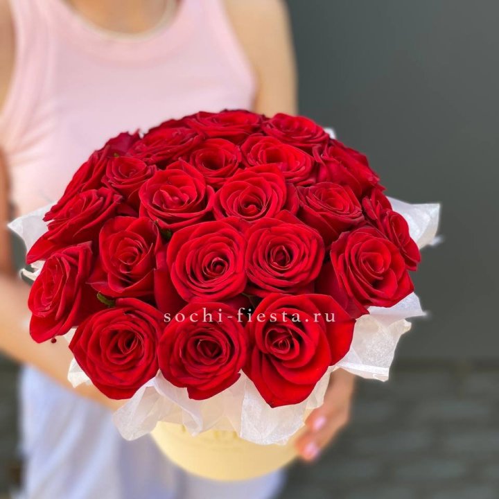 Красные розы в цилиндре в Кемерово