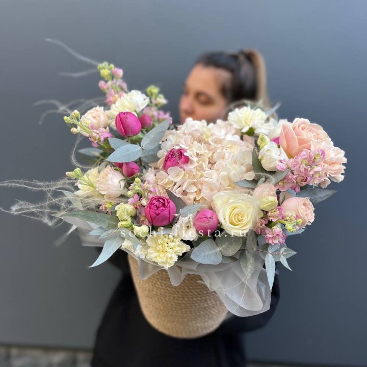 Цветочная композиция в джутовом боксе  в Кемерово