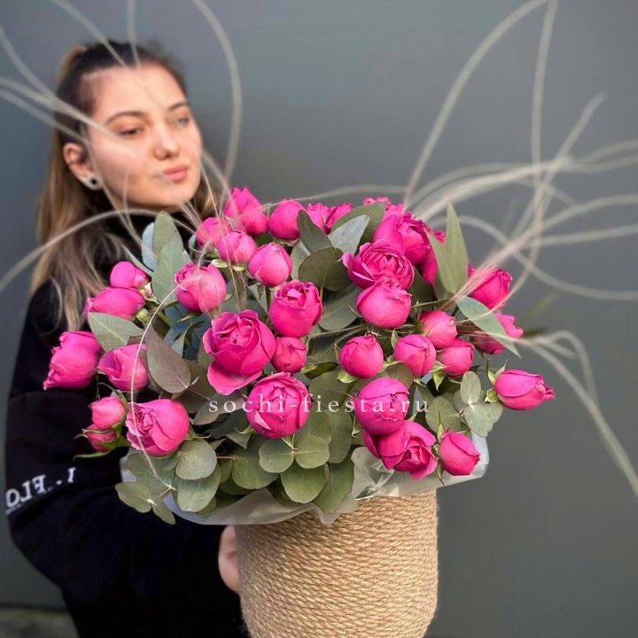 Пионовидные розы Мисти Бабблс в джутовом кашпо в Кемерово