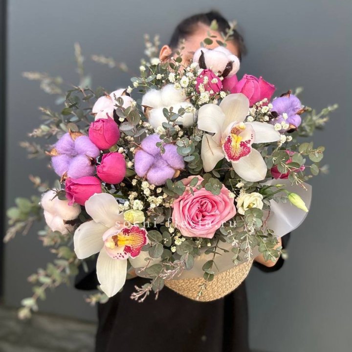 Орхидея и розы в джутовом кашпо в Кемерово