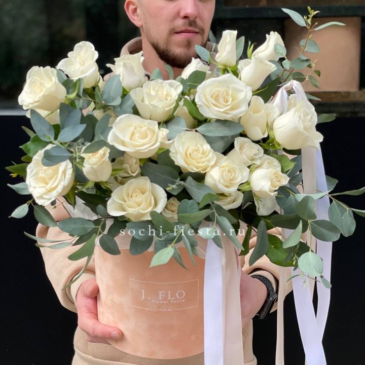 41 белая роз в бархатном боксе в Кемерово