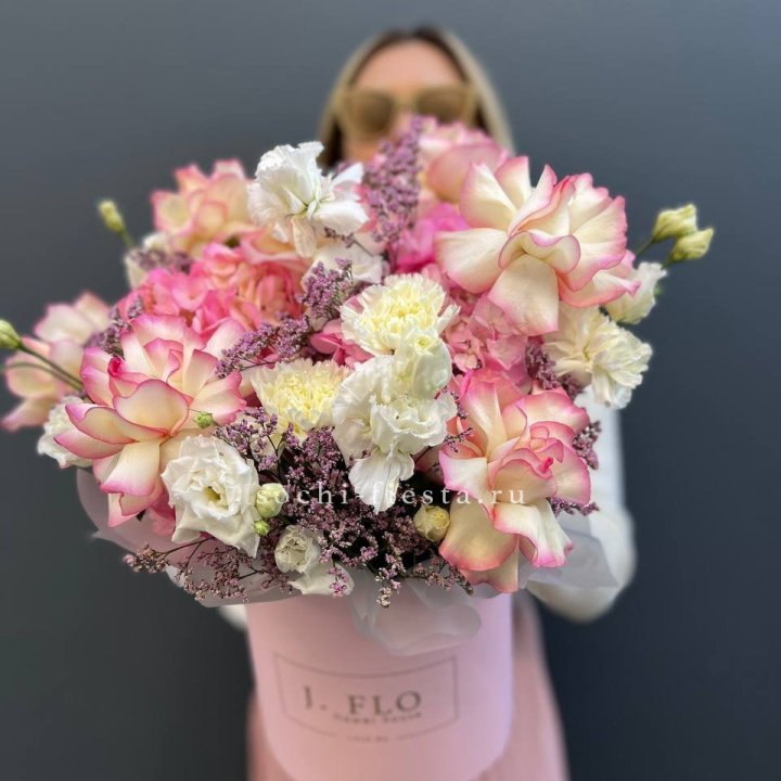 Цветочная композиция "Глория" в боксе в Кемерово