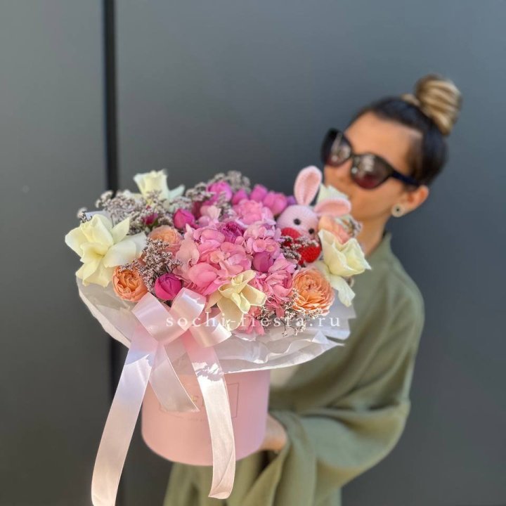 Дизайнерский цилиндр с игрушкой "Лола" в Кемерово