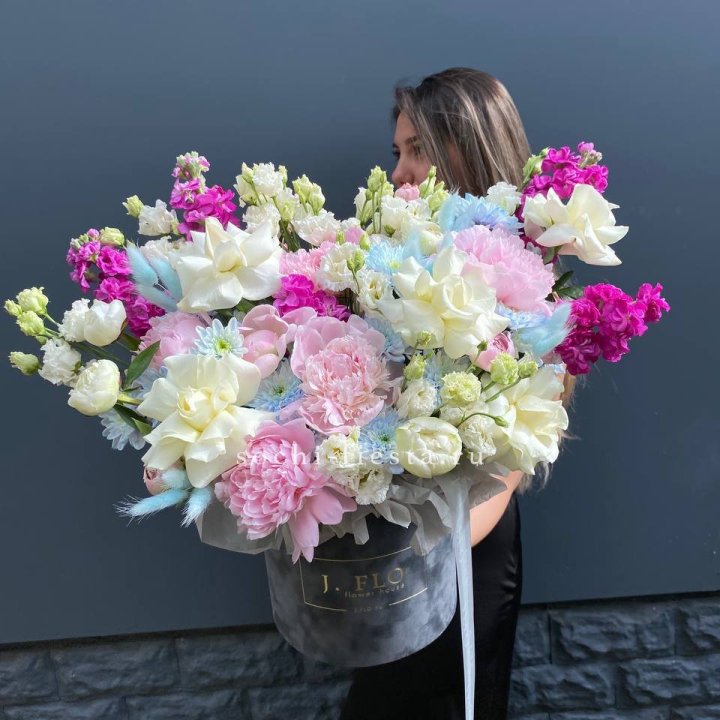 Дизайнерский цилиндр "Пионы гарден" в Кемерово