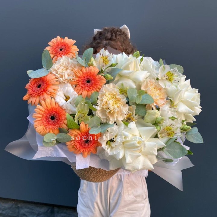 Розы и герберы в джутовом кашпо "Георгино" в Кемерово