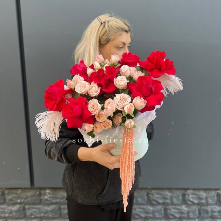 Бокс с нежными розами  в Кемерово