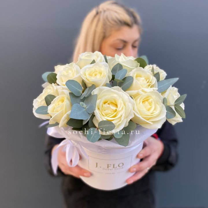 15 белых роз в боксе в Кемерово