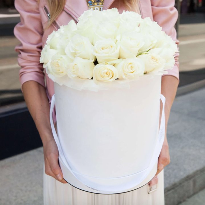 35 белых роз в цилиндре в Кемерово