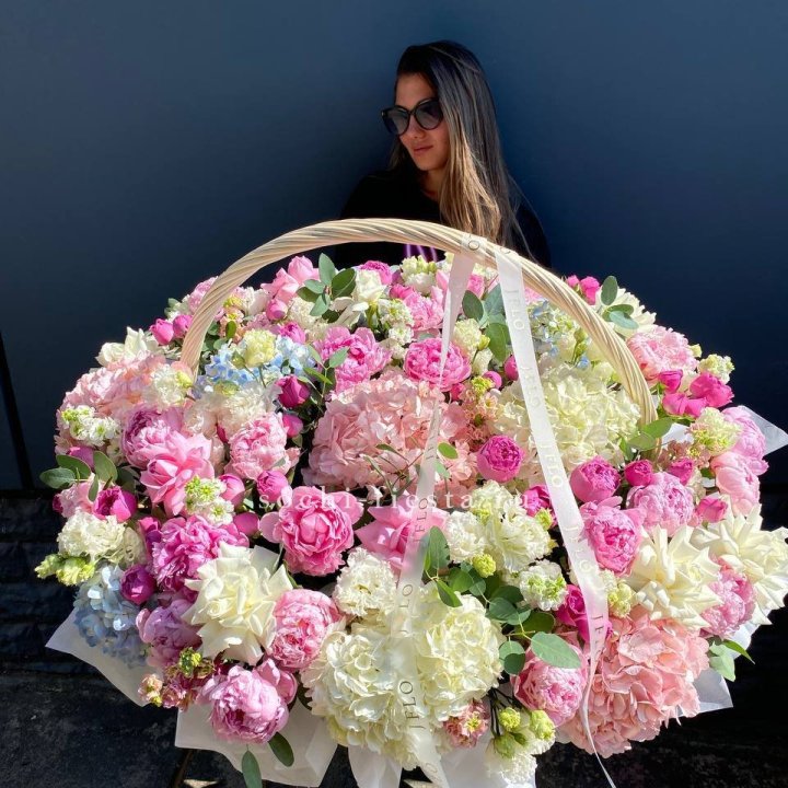 Цветочная корзина из пионов и пионовидных роз "Перфекте" в Кемерово