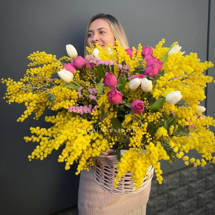 Цветочная корзина с мимозой "Спринг" в Кемерово