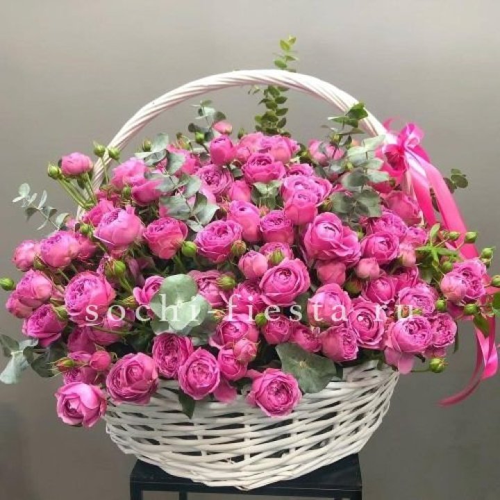 65 пионовидных кустовых роз в корзине в Кемерово