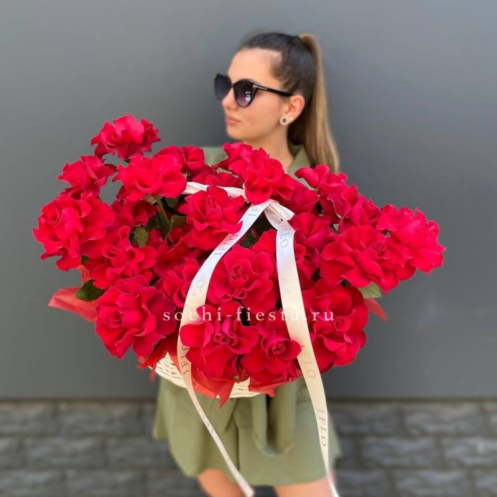 Красные французские розы в корзине в Кемерово