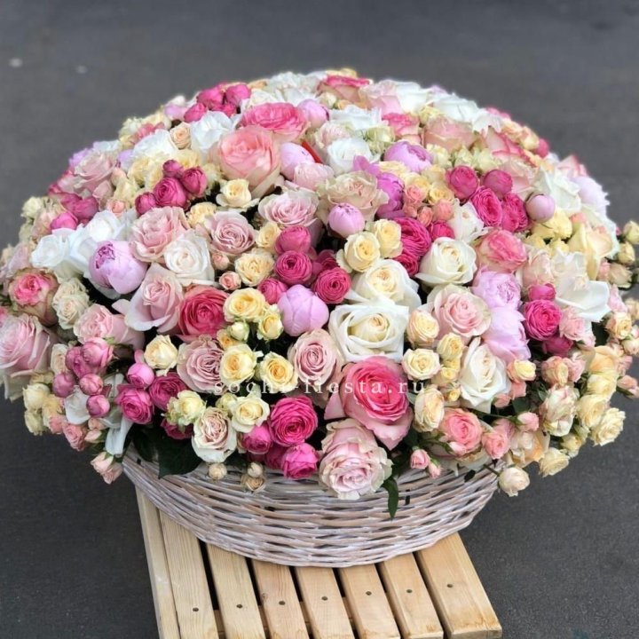 Цветочная корзина из пионов и пионовидных роз "Юниверсити" в Кемерово