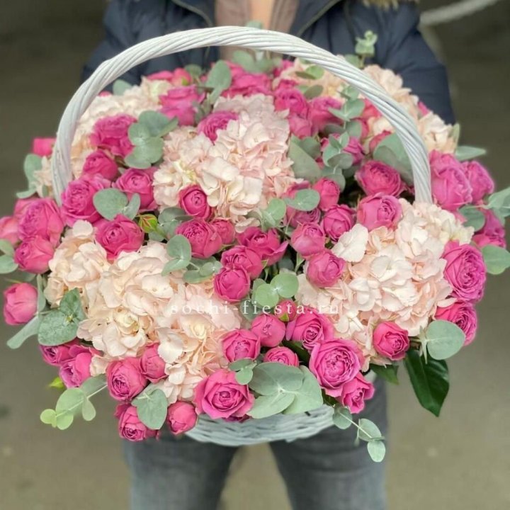 Корзина с гортензией и Мисти Баблс в Кемерово