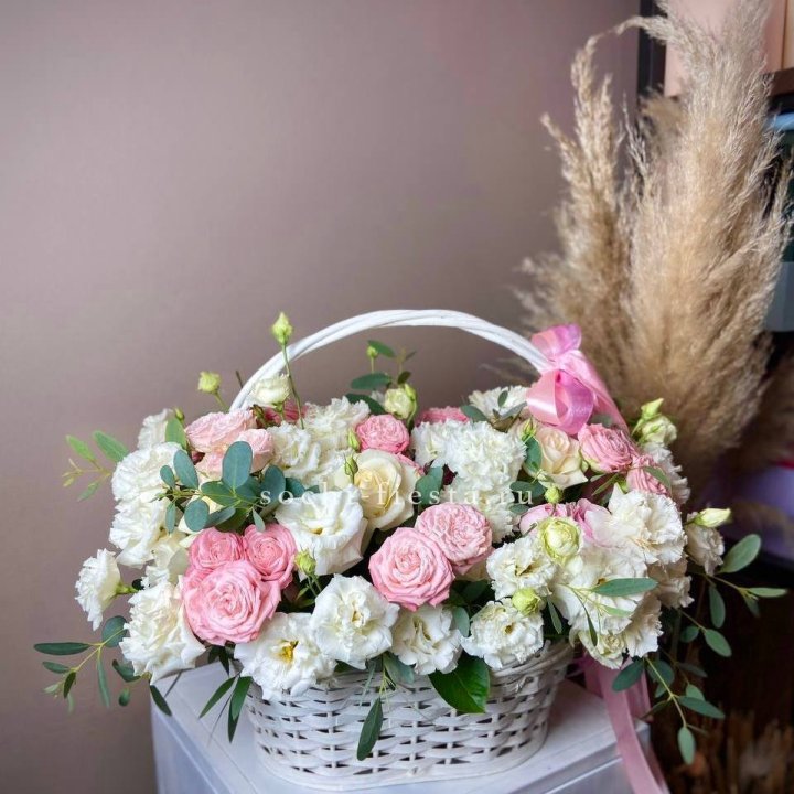 Цветочная корзина "Пинки вайт" в Кемерово