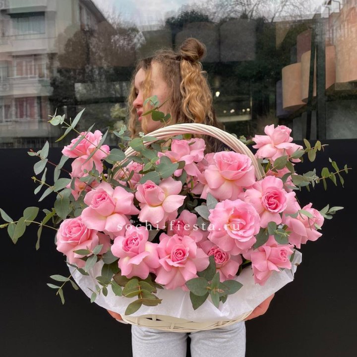 25 роз в цветочной корзине  в Кемерово