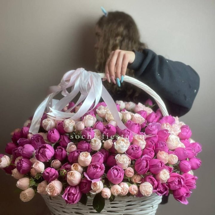 Премиум корзина пионовидных кустовых роз в Кемерово