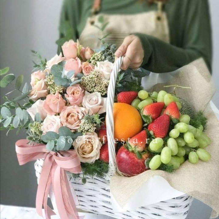 Фруктовая корзина c цветами в Кемерово