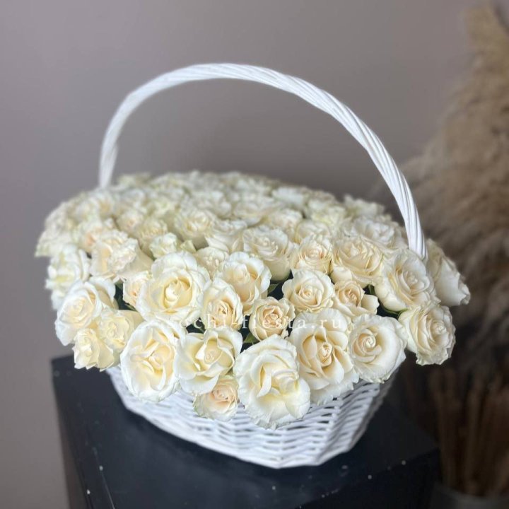 101 белая роза в корзине в Кемерово