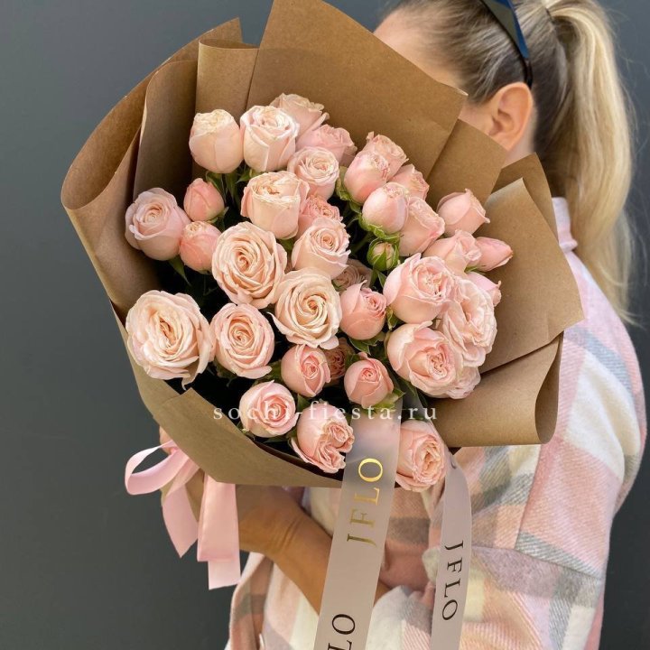 Кустовые розы Бомбастик в крафте в Кемерово