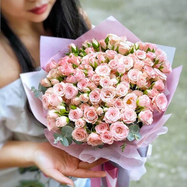 Кустовые розы с эвкалиптом в Кемерово