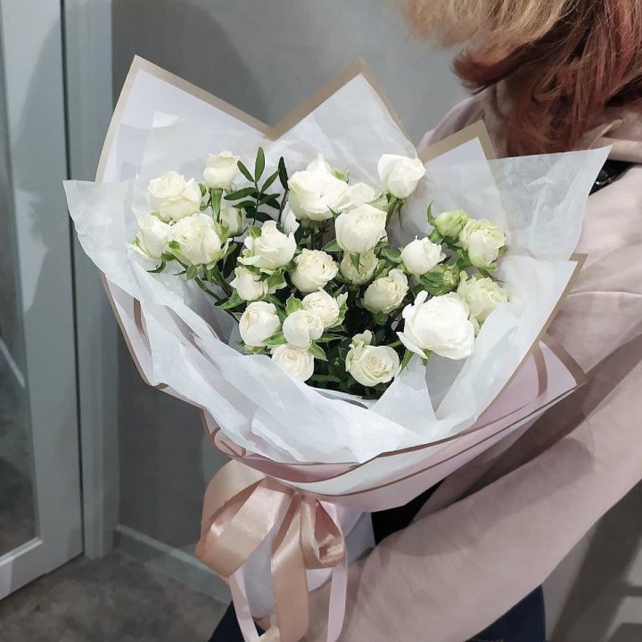 Белоснежные кустовые розы в Кемерово