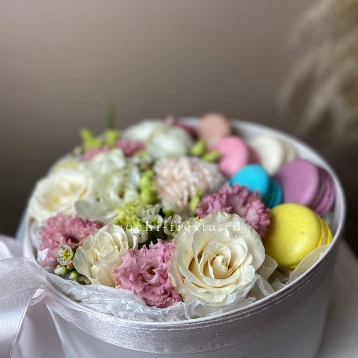 Цветы в цилиндре с макаронс "Прованс" в Кемерово
