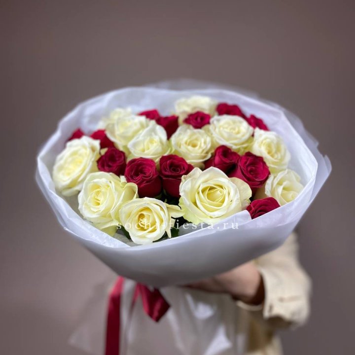 Букет их красных и белых 25 роз в Кемерово