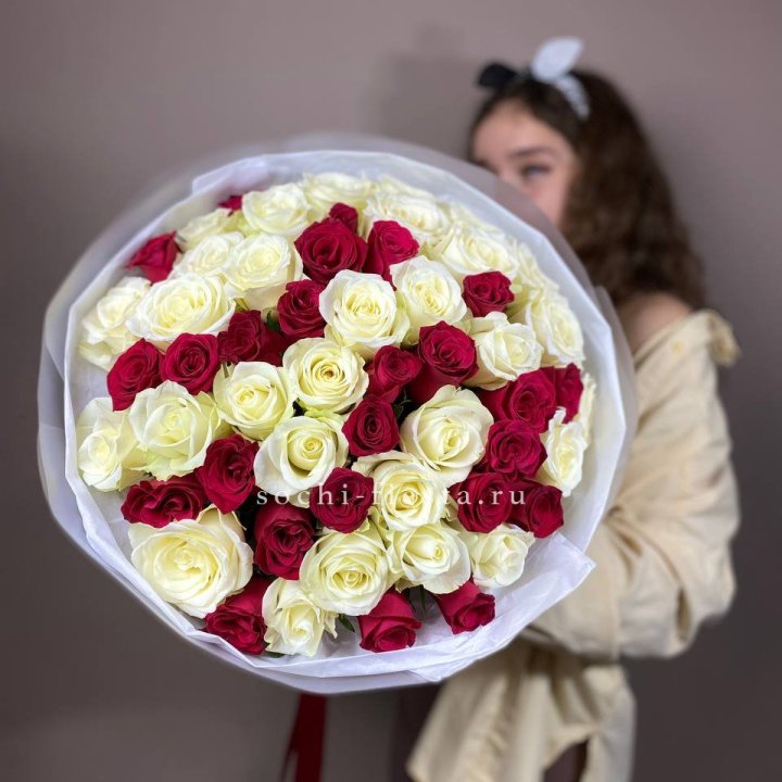 Микс из 55 роз в Кемерово