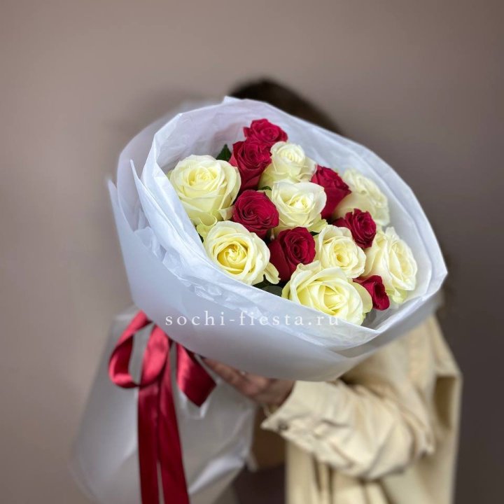 Букет из красных белых 15 роз в Кемерово