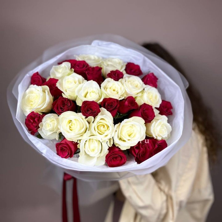 Букет из красных белых 35 роз в Кемерово