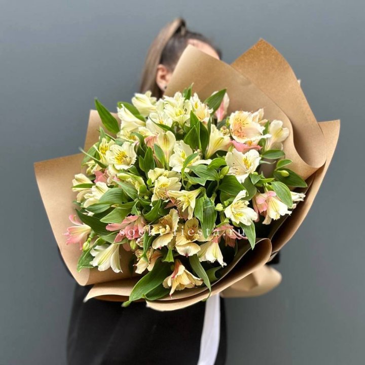 Букет альстромерий в крафте в Кемерово