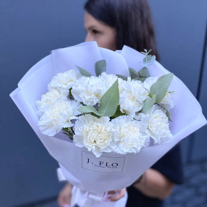 Букет белых диантусов с эвкалиптом в Кемерово